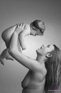 photo-studio-portrait-bebe-9mois-gers-bernede-maman-nu